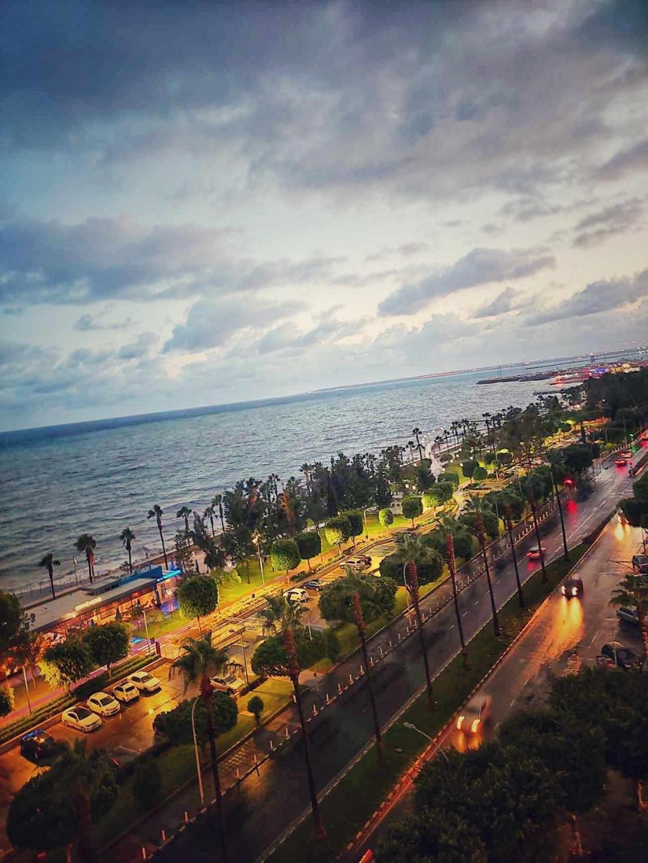 Sea Front & City Center, Amazing Sea View ลิมาซอล ภายนอก รูปภาพ
