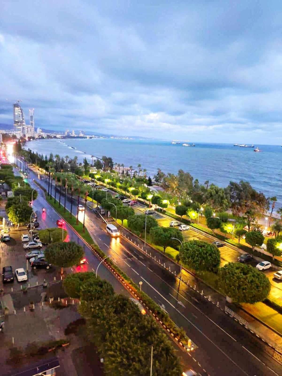 Sea Front & City Center, Amazing Sea View ลิมาซอล ภายนอก รูปภาพ